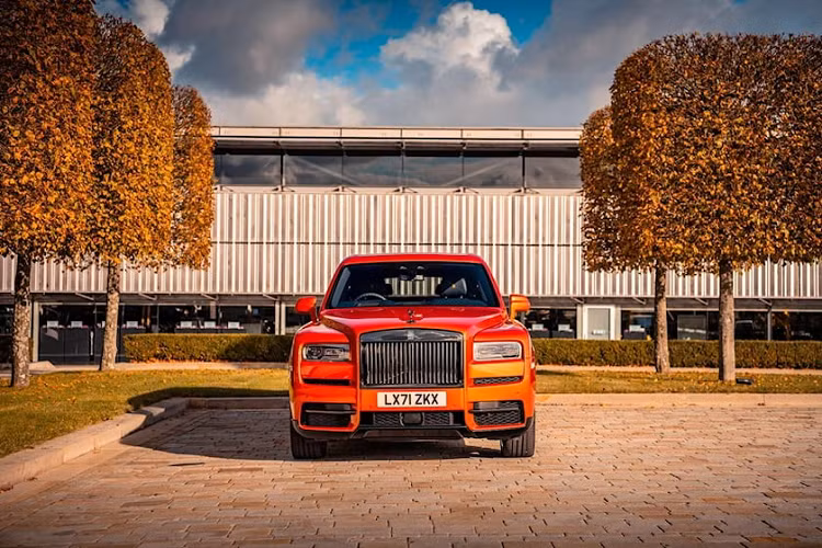 Được phát triển dựa trên Rolls-Royce Cullinan Black Badge, chiếc SUV siêu sang có một không hai này sở hữu tông màu cam độc đáo vốn rất quan trọng với đạo Sikh ở Ấn Độ. Bên trong chiếc xe này còn là không gian nội thất bọc da màu đen với chỉ khâu màu cam và ốp bậc cửa ghi dòng chữ "Kesari Special Commission" nhằm nhấn mạnh sự độc đáo.