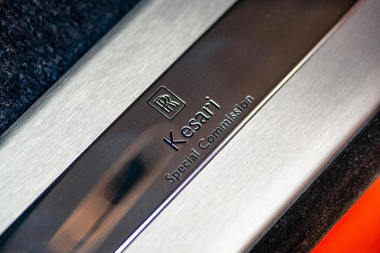 Ngoài ra, bộ sưu tập xe Festival of Lights của doanh nhân người Anh gốc Ấn Độ còn bao gồm 2 chiếc Rolls-Royce Cullinan mang tên Diamond (màu đen) và Flame (màu đỏ) độc đáo khác.