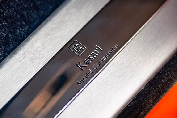 Ngoài ra, bộ sưu tập xe Festival of Lights của doanh nhân người Anh gốc Ấn Độ còn bao gồm 2 chiếc Rolls-Royce Cullinan mang tên Diamond (màu đen) và Flame (màu đỏ) độc đáo khác.