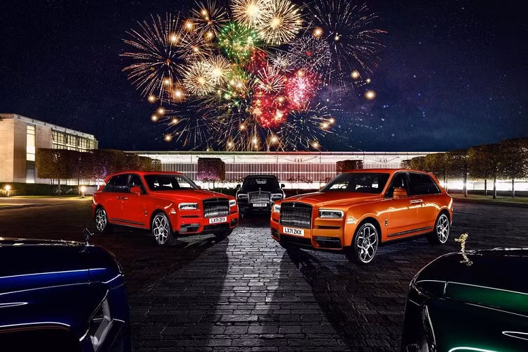 Về động cơ, những chiếc Rolls-Royce Cullinan của vị doanh nhân giàu có không có gì thay đổi. Xe vẫn dùng động cơ xăng V12, tăng áp kép, dung tích 6.75L tiêu chuẩn, tạo ra công suất tối đa 563 mã lực và mô-men xoắn cực đại 627 lb-ft ở bản tiêu chuẩn. Hai con số tương ứng ở bản Black Badge là 592 mã lực và 664 lb-ft.