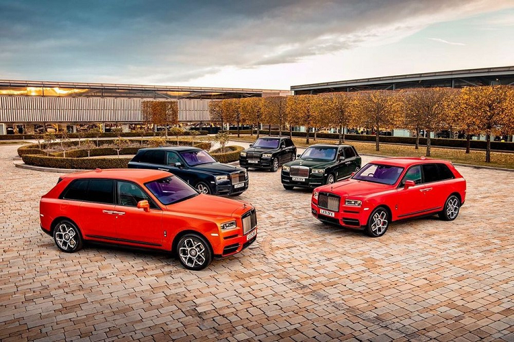 Được mệnh danh là "Bill Gates của Anh quốc", ông Singh thường xuyên đặt mua những chiếc xe Rolls-Royce với đủ mẫu mã và màu sắc khác nhau. Mới đây, ông đã gây chú ý trên mạng xã hội khi khoe hình ảnh 5 chiếc SUV siêu sang Rolls-Royce Cullinan mới nhận về tay.