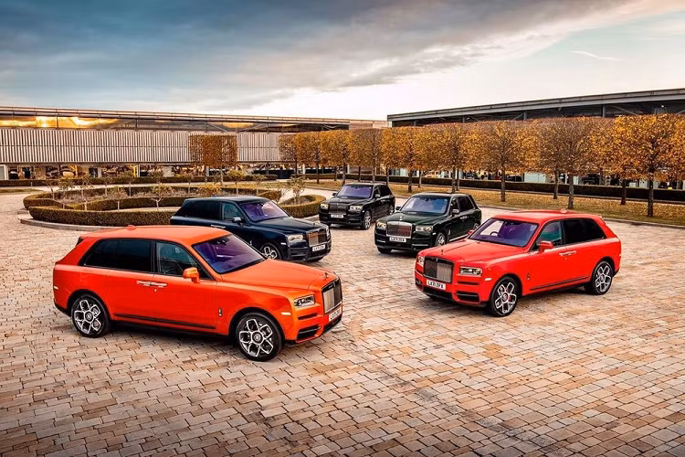 Được mệnh danh là "Bill Gates của Anh quốc", ông Singh thường xuyên đặt mua những chiếc xe Rolls-Royce với đủ mẫu mã và màu sắc khác nhau. Mới đây, ông đã gây chú ý trên mạng xã hội khi khoe hình ảnh 5 chiếc SUV siêu sang Rolls-Royce Cullinan mới nhận về tay.