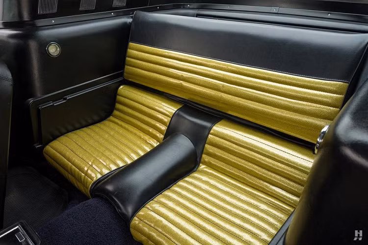 May mắn, Ford đã không vì thế mà từ bỏ dự án. Khi hoàn thành, chiếc Mustang Fastback vàng đã được trưng bày tại các sự kiện quảng bá liên quan đến bộ phim trước bán cho một nhân viên Ford từ Plymouth Michigan.