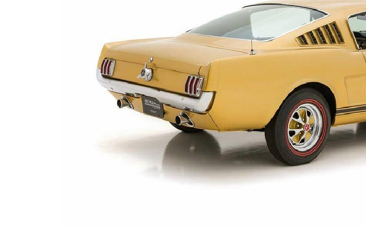 Trong phim, nhân vật Tilly Masterson, do Tania Mallet thủ vai, đã cố gắng trốn thoát khỏi Bond trên con đường núi Thụy Sĩ bằng một chiếc Ford Mustang mui trần màu trắng. Sau khi bắt kịp với cô ta, Bond khởi động một thiết bị xoay tròn ở bánh xe của chiếc DB5 để cắt lốp của chiếc Mustang. Tuy nhiên, một điểm thú vị hơn nữa là đây không phải chiếc Mustang vốn sẽ được sử dụng trong phim theo kế hoạch ban đầu.