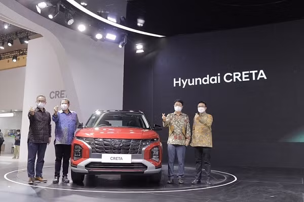 Sau những hình ảnh và thông tin rò rỉ, cuối cùng thì mẫu SUV cỡ nhỏ Hyundai Creta 2022 mới cũng chính thức trình làng. Lần này, hãng Hyundai không chọn Ấn Độ để ra mắt phiên bản nâng cấp của xe. Thay vào đó, Hyundai Creta 2022 lại được giới thiệu tại triển lãm Ô tô Quốc tế Gaikindo Indonesia (GIIAS) 2021. Nguyên nhân là do Creta 2022 sẽ được lắp ráp tại nhà máy mới đi vào hoạt động của hãng Hyundai ở Indonesia.