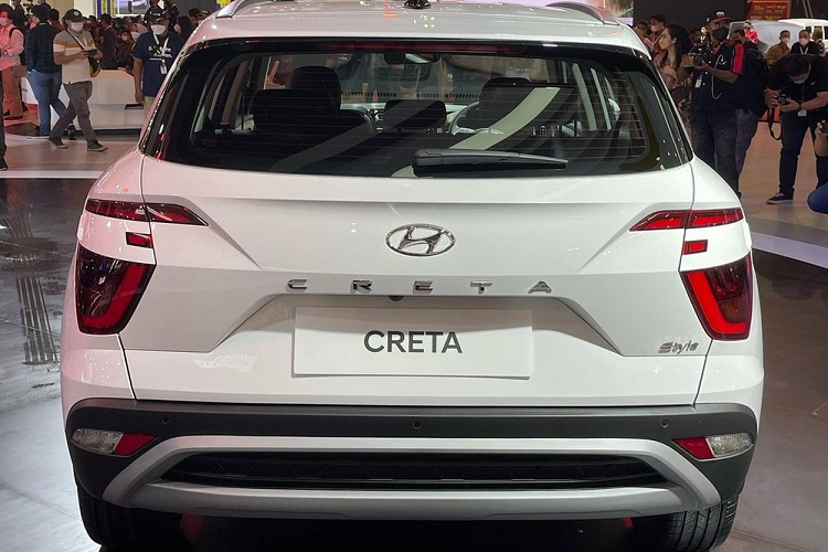 Tương tự Tucson thế hệ mới, Hyundai Creta 2022 cũng có lưới tản nhiệt không viền sơn màu đen, tích hợp dải đèn LED định vị ban ngày với thiết kế hình học mang tên “Parametric Hidden Lights”. Bên cạnh đó là cụm đèn pha LED đặt dọc với vỏ màu tối nằm hai bên lưới tản nhiệt và dưới dải đèn LED định vị ban ngày. Tiếp đến là cản trước mới và nắp ca-pô "cơ bắp". Hai đường gân trên nắp ca-pô tạo cảm giác liền lạc với lưới tản nhiệt bên dưới.