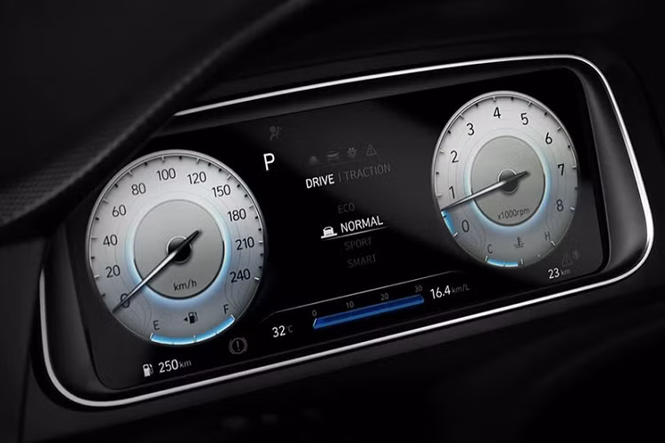 Bước vào bên trong mẫu xe này, người lái sẽ bắt gặp bảng đồng hồ kỹ thuật số với màn hình màu LCD 10,25 inch sau vô lăng, có thể thay đổi giao diện theo 4 chế độ lái. Bên cạnh đó là màn hình thông tin giải trí dạng cảm ứng 8 inch, hệ thống âm thanh Bose 8 loa, cửa sổ trời toàn cảnh Panorama và tính năng khởi động/ngắt máy từ xa thông qua ứng dụng Hyundai BlueLink trên điện thoại thông minh.