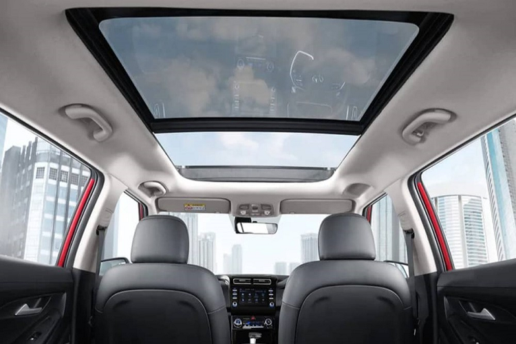 Những trang bị đáng chú ý khác của mẫu SUV cỡ B này bao gồm ghế trước làm mát, điều hòa tự động 1 vùng tích hợp hệ thống lọc không khí, ngăn làm lạnh đồ uống dưới mặt táp-lô, sạc điện thoại thông minh không dây chuẩn Qi, hệ thống đèn viền thay đổi màu theo tâm trạng và 2 ngăn đựng cốc ở bệ tì tay hàng ghế sau.