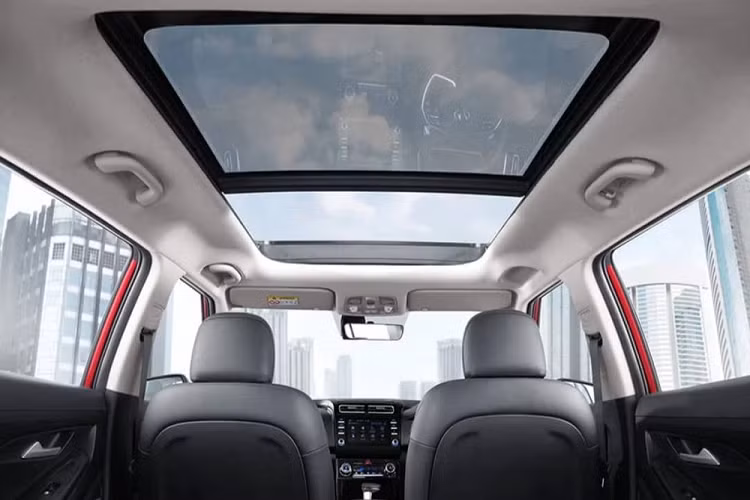 Những trang bị đáng chú ý khác của mẫu SUV cỡ B này bao gồm ghế trước làm mát, điều hòa tự động 1 vùng tích hợp hệ thống lọc không khí, ngăn làm lạnh đồ uống dưới mặt táp-lô, sạc điện thoại thông minh không dây chuẩn Qi, hệ thống đèn viền thay đổi màu theo tâm trạng và 2 ngăn đựng cốc ở bệ tì tay hàng ghế sau.