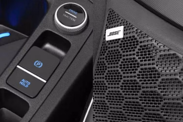 Khi mua mẫu SUV cỡ B này, khách hàng Indonesia có thể chọn 1 trong 7 màu sơn ngoại thất là trắng Creamy White Pearl, xanh dương Galaxy Blue Pearl, xám Titan Grey Metallic, bạc Magnetic Silver Metallic, đen Midnight Black Pearl, bạc Glowing Silver Metallic và đỏ Dragon Red Pearl. Trong đó, đỏ Dragon Red Pearl là màu sơn dành riêng cho Hyundai Creta mới.