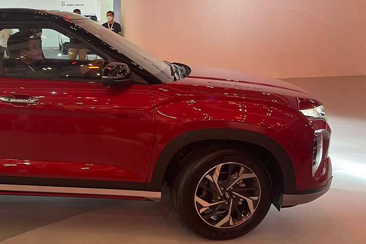 Đúng như hình ảnh rò rỉ từ trước đó, Hyundai Creta 2022 sở hữu phong cách thiết kế tương tự những người anh em cùng thương hiệu như Tucson, Santa Cruz và Custo. Thậm chí, mẫu SUV cỡ B này còn được gọi là Hyundai Tucson thu nhỏ.