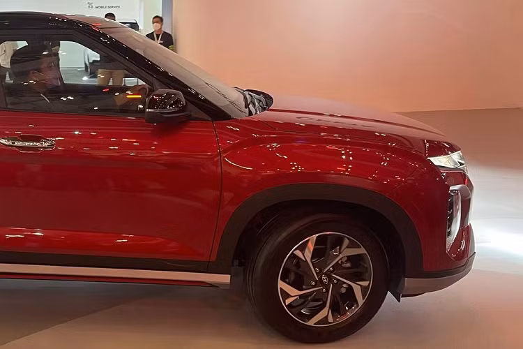 Đúng như hình ảnh rò rỉ từ trước đó, Hyundai Creta 2022 sở hữu phong cách thiết kế tương tự những người anh em cùng thương hiệu như Tucson, Santa Cruz và Custo. Thậm chí, mẫu SUV cỡ B này còn được gọi là Hyundai Tucson thu nhỏ.
