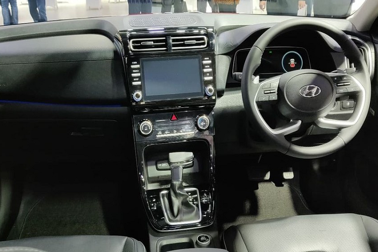 Bên trong Hyundai Creta 2022 là không gian nội thất không thay đổi quá nhiều về thiết kế nhưng có thêm trang bị. Tuy nhiên, trái với dự đoán, mẫu SUV cỡ B này không có phiên bản 7 chỗ mà vẫn đi kèm nội thất 5 chỗ như cũ.