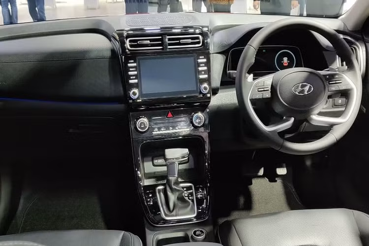 Bên trong Hyundai Creta 2022 là không gian nội thất không thay đổi quá nhiều về thiết kế nhưng có thêm trang bị. Tuy nhiên, trái với dự đoán, mẫu SUV cỡ B này không có phiên bản 7 chỗ mà vẫn đi kèm nội thất 5 chỗ như cũ.