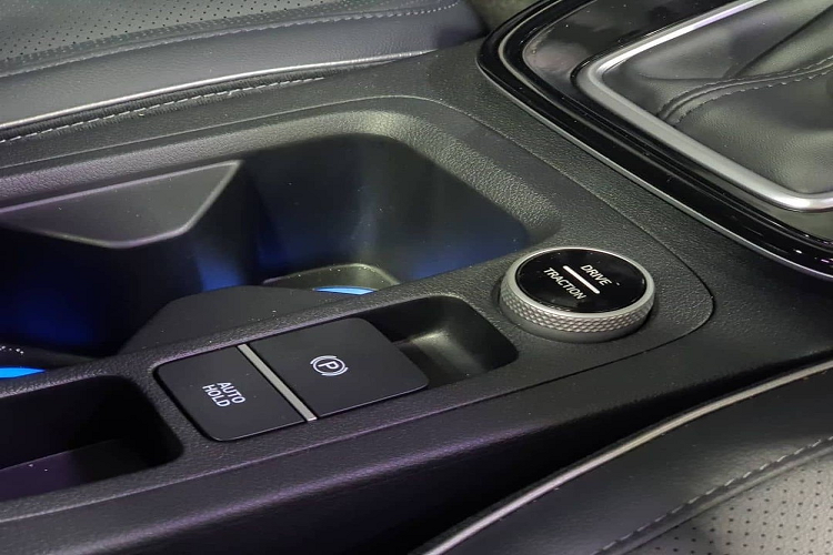 Dù ở phiên bản nào, mẫu xe SUV Hyundai Creta 2022 cũng sử dụng động cơ xăng Smartstream 4 xi-lanh, dung tích 1.5L với công suất tối đa 115 mã lực tại tua máy 6.300 vòng/phút và mô-men xoắn cực đại 144 Nm tại tua máy 4.500 vòng/phút. Động cơ kết hợp với hộp số biến thiên vô cấp iVT hoặc hộp số sàn 6 cấp và hệ dẫn động cầu trước.