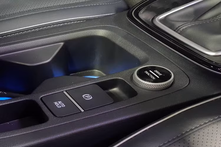 Dù ở phiên bản nào, mẫu xe SUV Hyundai Creta 2022 cũng sử dụng động cơ xăng Smartstream 4 xi-lanh, dung tích 1.5L với công suất tối đa 115 mã lực tại tua máy 6.300 vòng/phút và mô-men xoắn cực đại 144 Nm tại tua máy 4.500 vòng/phút. Động cơ kết hợp với hộp số biến thiên vô cấp iVT hoặc hộp số sàn 6 cấp và hệ dẫn động cầu trước.