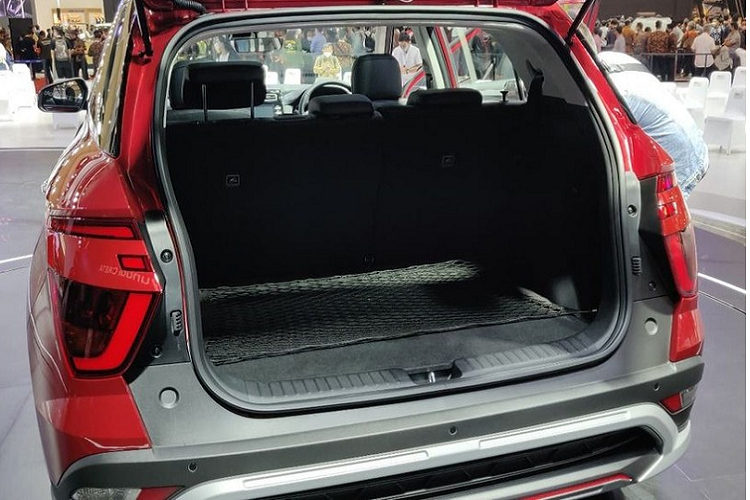 Đằng sau, Hyundai Creta 2022 được trang bị cụm đèn hậu LED giống phiên bản cũ nhưng không nối với nhau bằng dải đèn ở giữa. Thêm vào đó là cánh gió mui tích hợp đèn phanh trên cao, ăng-ten hình vây cá và hốc gió giả trên cản sau. Đặc biệt, mẫu SUV này còn có ốp màu bạc xung quanh xe, kéo dài từ đầu xe sang sườn xe đến đuôi xe phía sau.