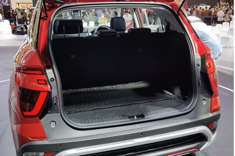 Đằng sau, Hyundai Creta 2022 được trang bị cụm đèn hậu LED giống phiên bản cũ nhưng không nối với nhau bằng dải đèn ở giữa. Thêm vào đó là cánh gió mui tích hợp đèn phanh trên cao, ăng-ten hình vây cá và hốc gió giả trên cản sau. Đặc biệt, mẫu SUV này còn có ốp màu bạc xung quanh xe, kéo dài từ đầu xe sang sườn xe đến đuôi xe phía sau.