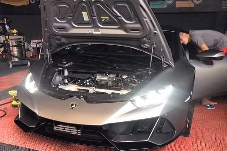 Sau khi được đưa về Hà Nội, đến nay những hình ảnh về chiếc siêu xe Lamborghini Huracan EVO tại Việt Nam đã xuất hiện dày đặc trên mạng xã hội. Được biết, chiếc xe Lamborghini Huracan EVO này có ngoại thất sơn màu xám nhám cùng với đó là nội thất bọc da Alcantara cùng sọc đỏ nổi bật. 