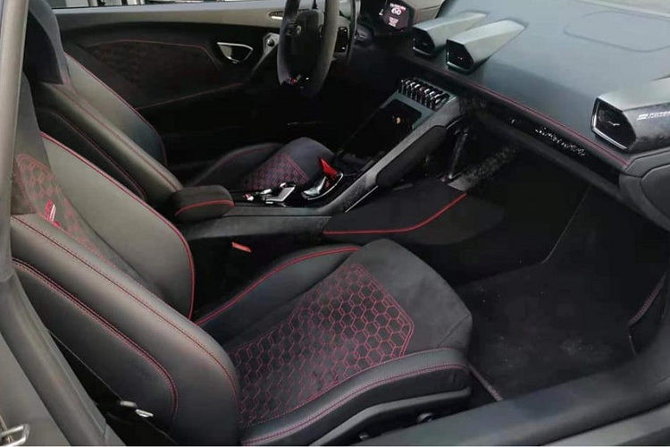 Điểm nhấn trong khoang lái xe Lamborghini Huracan EVO độc nhất Việt Nam chính là việc xe có màn hình giải trí kích thước lớn và chất liệu Forged Composite được nhìn thấy xuyên suốt trong nội thất của xe, đây là cải tiến lớn so với thế hệ Lamborghini Huracan LP610-4.