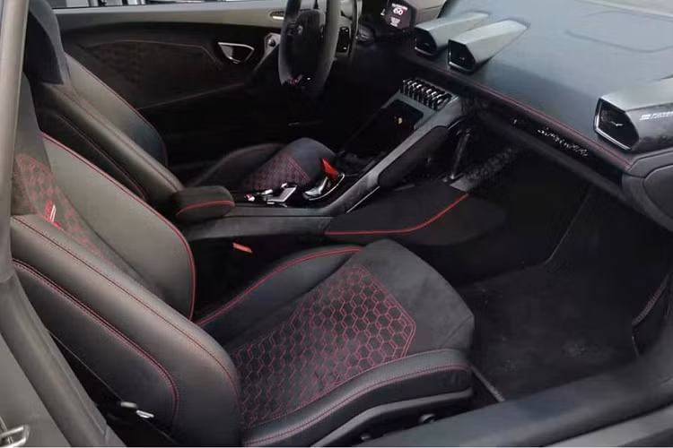 Điểm nhấn trong khoang lái xe Lamborghini Huracan EVO độc nhất Việt Nam chính là việc xe có màn hình giải trí kích thước lớn và chất liệu Forged Composite được nhìn thấy xuyên suốt trong nội thất của xe, đây là cải tiến lớn so với thế hệ Lamborghini Huracan LP610-4.