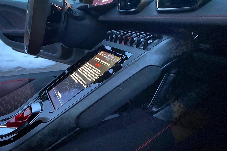 Chưa hết, dòng xe Lamborghini Huracan EVO còn có bảng đồng hồ hoàn toàn mới cũng như các nâng cấp khác như hệ thống treo, các tính năng lái, hệ thống đánh lái bốn bánh, hệ thống phân bổ sức mạnh cho từng bánh xe và đặc biệt là động cơ của xe.