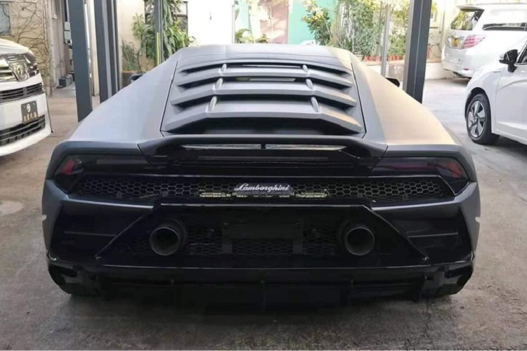Giá xe Lamborghini Huracan EVO tại thị trường Đức khoảng 265.000 USD (khoảng 6,12 tỷ đồng), nếu sau khi đóng đầy đủ thuế để lăn bánh biển trắng tại Việt Nam sẽ có giá không dưới 15 tỷ đồng. Hiện chưa rõ chính xác mức gái bán mà đơn vị nhập khẩu tư nhân đưa ra.