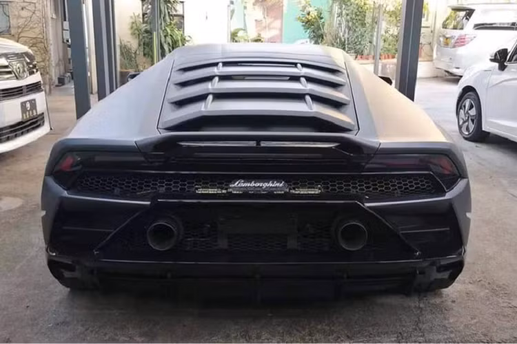 Giá xe Lamborghini Huracan EVO tại thị trường Đức khoảng 265.000 USD (khoảng 6,12 tỷ đồng), nếu sau khi đóng đầy đủ thuế để lăn bánh biển trắng tại Việt Nam sẽ có giá không dưới 15 tỷ đồng. Hiện chưa rõ chính xác mức gái bán mà đơn vị nhập khẩu tư nhân đưa ra.