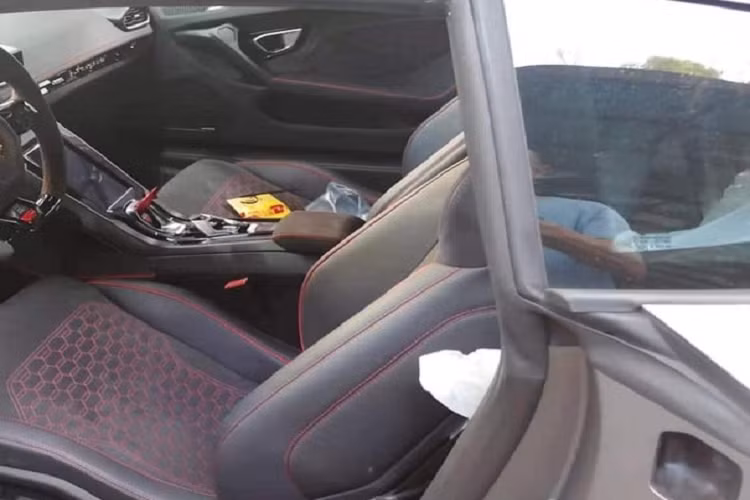 Động cơ V10, hút khí tự nhiên, dung tích 5.2 lít quen thuộc của các siêu xe Lamborghini Huracan LP610-4 sẽ được mang lên phiên bản nâng cấp giữa vòng đời là Lamborghini Huracan EVO nhưng đã được nâng cấp sức mạnh ở công suất tối đa lên đến 631 mã lực và mô-men xoắn cực đại là 600 Nm. Các thông số này trên thế hệ đầu tiên là 601 mã lực và 560 Nm.