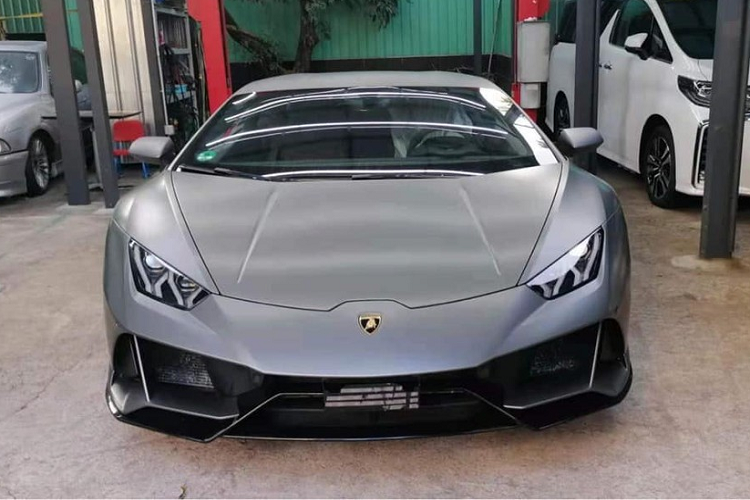 Nếu như trải nghiệm trên xe Lamborghini Huracan LP610-4 tăng tốc từ 0-100 km/h mất thời gian đến 3,2 giây thì phiên bản Huracan EVO chỉ tốn thời gian 2,9 giây, đáng tiếc là vận tốc tối đa của siêu xe Lamborghini Huracan EVO được hãng siêu xe Ý cho biết trên 325 km/h nhưng không công bố con số cụ thể.
