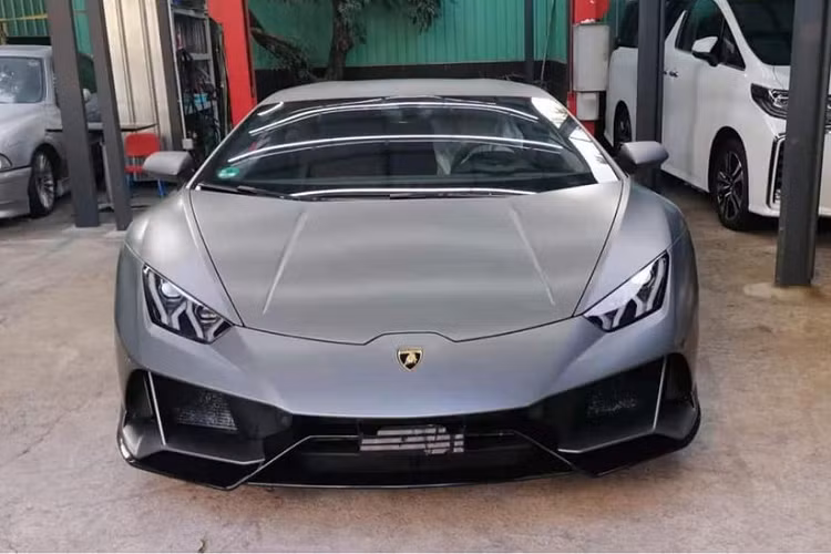 Nếu như trải nghiệm trên xe Lamborghini Huracan LP610-4 tăng tốc từ 0-100 km/h mất thời gian đến 3,2 giây thì phiên bản Huracan EVO chỉ tốn thời gian 2,9 giây, đáng tiếc là vận tốc tối đa của siêu xe Lamborghini Huracan EVO được hãng siêu xe Ý cho biết trên 325 km/h nhưng không công bố con số cụ thể.