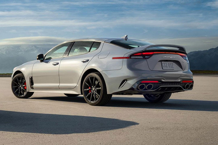 Được gọi bằng cái tên Kia Stinger Scorpion Special Edition, phiên bản đặc biệt này ra đời dựa trên bản GT2 cao cấp nhất của dòng xe thể thao Kia Stinger 2022 tại thị trường Mỹ. Do đó, xe được trang bị động cơ xăng Lambda V6, tăng áp kép, dung tích 3.3L, tạo ra công suất tối đa 368 mã lực và mô-men xoắn cực đại 510 Nm.