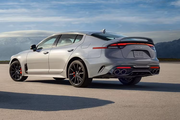 Được gọi bằng cái tên Kia Stinger Scorpion Special Edition, phiên bản đặc biệt này ra đời dựa trên bản GT2 cao cấp nhất của dòng xe thể thao Kia Stinger 2022 tại thị trường Mỹ. Do đó, xe được trang bị động cơ xăng Lambda V6, tăng áp kép, dung tích 3.3L, tạo ra công suất tối đa 368 mã lực và mô-men xoắn cực đại 510 Nm.