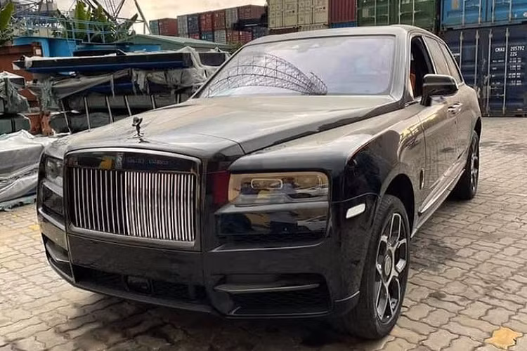 Xe cũng được trang bị bộ la-zăng 5 chấu kép kích thước 22 inch "thửa riêng", với hình dạng vừa giống bánh răng, vừa giống biểu tượng vô cực để thể hiện khả năng vận hành vô hạn của chiếc xe. Đi kèm là kẹp phanh màu đỏ bóng cao. Bên hông xe được tạo thêm điểm nhấn bởi đường kẻ coachline màu cam - yếu tố này tạo ra sự liên kết giữa ngoại thất và nội thất "kịch độc" của chiếc Cullinan Black Badge hàng hiếm này.