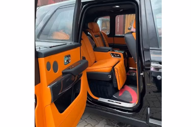 Cuối cùng, một yếu tố nữa không thể bỏ qua trên mẫu SUV siêu sang Rolls-Royce Cullinan Black Badge chính là trần xe bọc da màu đen và được dệt từ 1.344 sợi quang tạo hiệu ứng bầu trời đêm ngàn sao lấp lánh với điểm nhấn là 8 ngôi sao đổi ngôi tuyệt đẹp ở vị trí trần xe phía trước.