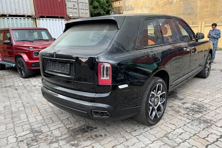 Cụ thể, khoang cabin của chiếc SUV siêu sang được bọc da 2 tông màu cam và đen, trong khi cả 2 chiếc về trước đều là màu tối. Không gian bên trong xe tiếp tục được trang trí bằng nhiều chi tiết sợi carbon cao cấp, đặc biệt, hàng ghế sau có logo vô cực giúp phân biệt giữa phiên bản Black Badge và bản thường.