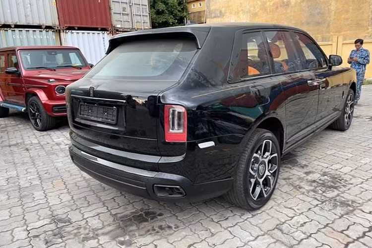 Cụ thể, khoang cabin của chiếc SUV siêu sang được bọc da 2 tông màu cam và đen, trong khi cả 2 chiếc về trước đều là màu tối. Không gian bên trong xe tiếp tục được trang trí bằng nhiều chi tiết sợi carbon cao cấp, đặc biệt, hàng ghế sau có logo vô cực giúp phân biệt giữa phiên bản Black Badge và bản thường.