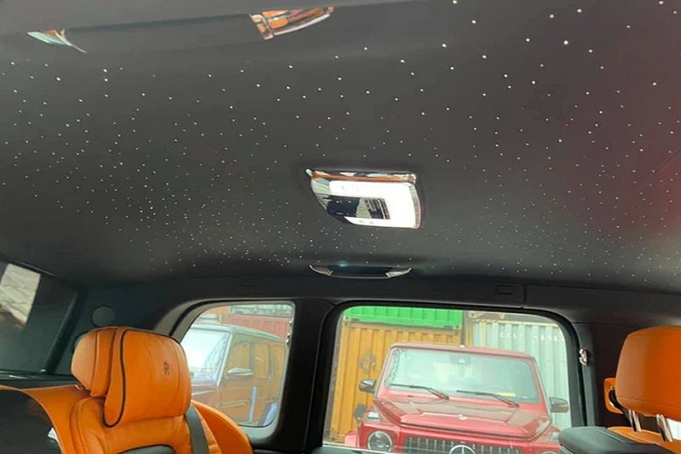 Tất nhiên, sức hút của Rolls-Royce Cullinan Black Badge còn đến từ "vẻ đẹp hiệu suất", xe được trang bị động cơ tăng áp kép V12 sản sinh công suất 592 mã lực và mô-men xoắn cực đại 900Nm, mạnh hơn 29 mã lực và 50Nm so với Cullinan thông thường.