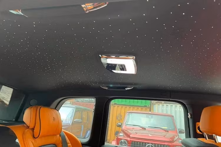 Tất nhiên, sức hút của Rolls-Royce Cullinan Black Badge còn đến từ "vẻ đẹp hiệu suất", xe được trang bị động cơ tăng áp kép V12 sản sinh công suất 592 mã lực và mô-men xoắn cực đại 900Nm, mạnh hơn 29 mã lực và 50Nm so với Cullinan thông thường.