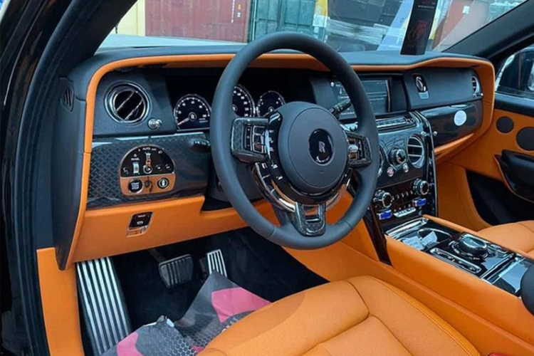 Đi kèm với đó là hộp số tự động 8 cấp của ZF đã qua tinh chỉnh, hệ thống phanh tăng cường để phù hợp với các con số sức mạnh mới.