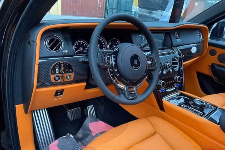 Đi kèm với đó là hộp số tự động 8 cấp của ZF đã qua tinh chỉnh, hệ thống phanh tăng cường để phù hợp với các con số sức mạnh mới.