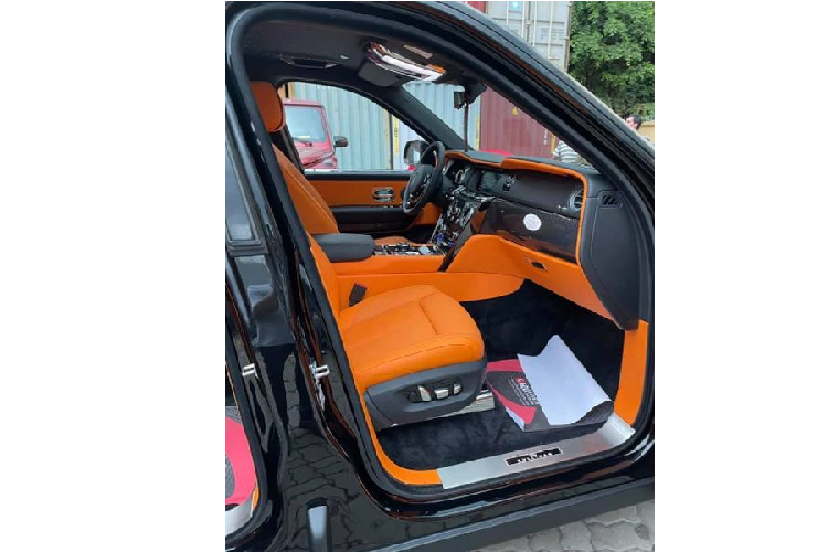 Theo giới mê xe tại Việt Nam, chiếc Rolls-Royce Cullinan Black Badge nhập khẩu tư nhân này có giá bán ước tính không dưới 32 tỷ đồng, rẻ hơn đáng kể so với giá xe phân phối chính hãng (từ 37,2 tỷ đồng, chưa gồm chi phí ra biển).