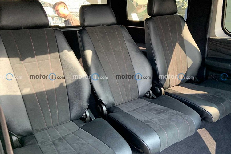 Trái ngược với GMC Hummer EV vốn là xe điện, Strela được trang bị động cơ diesel Cummins với dung tích 2.8L, sản sinh công suất tối đa 157 mã lực. Động cơ này kết hợp với hộp số sàn 6 cấp và hệ dẫn động 4 bánh, ít nhất là trên giấy tờ. Tuy nhiên, chiếc Strela được trưng bày trong triển lãm International Military-Technical Forum "Army-2021" lại dùng hệ dẫn động cầu sau. Động cơ kể trên cho phép mẫu xe Hummer của người Nga có thể đạt vận tốc tối đa 120 km/h.