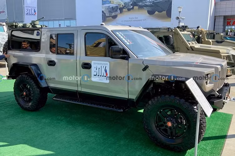 Trong tiếng Nga, cái tên Strela này có nghĩa là "mũi tên". Đây là mẫu xe việt dã được ra đời nhằm phục vụ các lực lượng hành pháp và cả thị trường dân sự tại Nga. Được trưng bày lần đầu tiên trong triển lãm International Military-Technical Forum "Army-2021" lần thứ 7, diễn ra tại Nga từ ngày 22-28/8 vừa qua, SUV Strela cỡ lớn sở hữu chiều dài 5.090 mm, chiều rộng 2,350 mm và trọng lượng 3,5 tấn