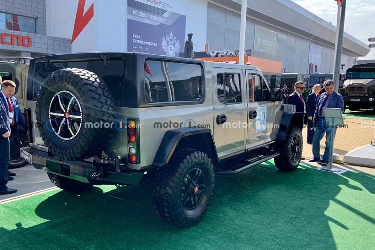 Strela là sản phẩm hợp tác giữa công ty Military-Industrial Company (MIC) và Khoa Thiết kế Tuổi trẻ của trường đại học Kỹ thuật Liên bang Nga.