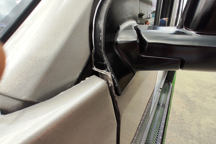 Được biết, hiện Strela chưa có phiên bản thương mại. Thay vào đó, xe trưng bày trong triển lãm mới là phiên bản concept nhằm thăm dò phản ứng của người tiêu dùng Nga. Thậm chí, xe còn chưa được thử nghiệm ở điều kiện thật ngoài đời. Do đó, không có gì ngạc nhiên khi chiếc Strela trưng bày trong triển lãm có chất lượng hoàn thiện không cao.