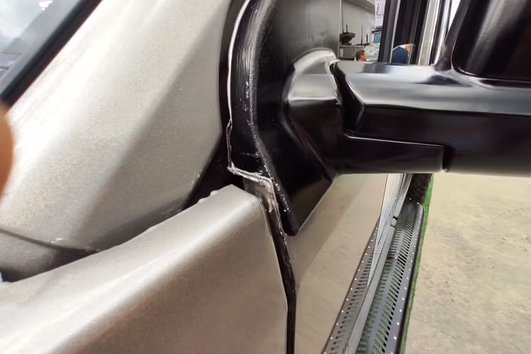 Được biết, hiện Strela chưa có phiên bản thương mại. Thay vào đó, xe trưng bày trong triển lãm mới là phiên bản concept nhằm thăm dò phản ứng của người tiêu dùng Nga. Thậm chí, xe còn chưa được thử nghiệm ở điều kiện thật ngoài đời. Do đó, không có gì ngạc nhiên khi chiếc Strela trưng bày trong triển lãm có chất lượng hoàn thiện không cao.