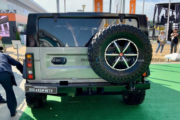 Dự kiến, phiên bản thương mại của Strela sẽ thay đổi ở một số khía cạnh. Strela phiên bản thương mại có thể sẽ được phát triển dựa trên cơ sở gầm bệ của xe van Gazelle Next và xe bán tải của hãng GAZ. Nếu đúng như vậy, Strela sẽ mượn động cơ, hộp số, hệ thống treo và một số chi tiết nội thất từ những mẫu xe kể trên.