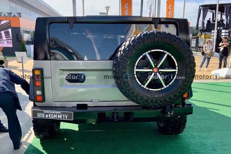 Dự kiến, phiên bản thương mại của Strela sẽ thay đổi ở một số khía cạnh. Strela phiên bản thương mại có thể sẽ được phát triển dựa trên cơ sở gầm bệ của xe van Gazelle Next và xe bán tải của hãng GAZ. Nếu đúng như vậy, Strela sẽ mượn động cơ, hộp số, hệ thống treo và một số chi tiết nội thất từ những mẫu xe kể trên.