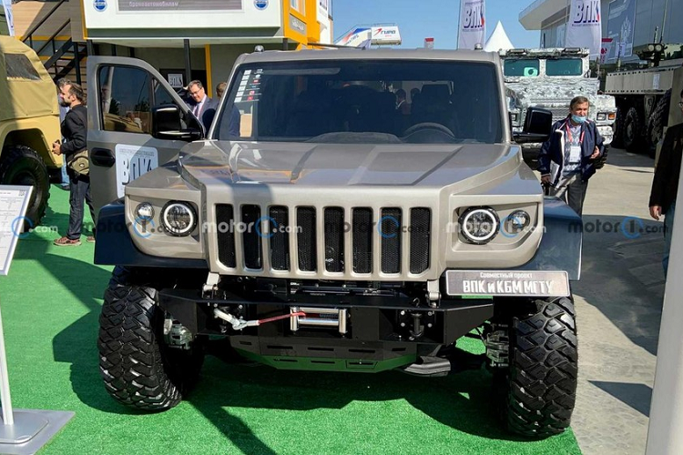 Đội ngũ đứng đằng sau dự án này đã cân nhắc đến việc sản xuất phiên bản 7 chỗ, phiên bản SUV mui cứng và phiên bán tải với nhiều cấu hình cabin cho Strela trong tương lai.